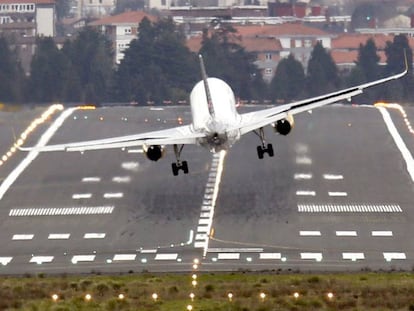 Un avión toma tierra, con dificultades, en Bilbao.