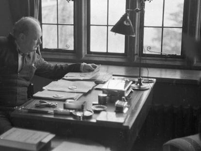 Winston Churchill em seu escritório em 1939, ano em que redigiu o ensaio.