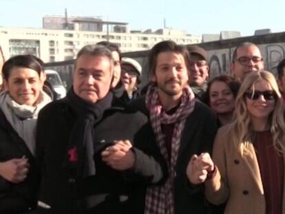 Un grupo de asistentes al 'Belinale' en las ruinas del muro de Berlín.