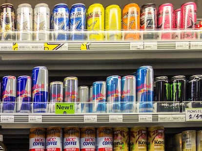 Numerosas 'bebidas energéticas' en un supermercado.