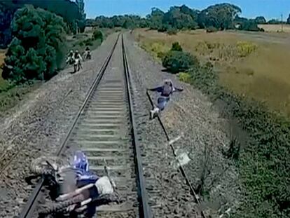 Un motorista salta de una vía justo antes de ser arrollado por un tren