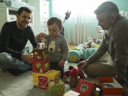 Agustín Pérez (izquierda) y Antonio Valverde con su hijo Raúl en su casa en Madrid.