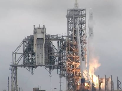 El SpaceX Falcon 9 en el momento de su despegue. AP