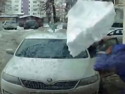 Un bloque de hielo cae de un tejado y destroza un coche en Rusia
