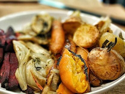 Un plato de verduras asadas.