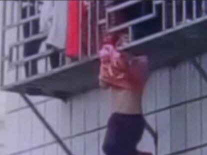 Rescatan a una niña que quedó colgando de un balcón en China