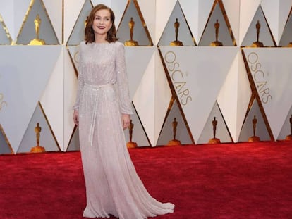 Isabelle Huppert, una de las más elegantes, vestida de blanco.