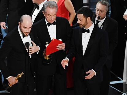 El productor Jordan Horowitz, Warren Beaty y Jimmy Kimmel en el momento en el que anuncian que la verdadera ganadora es 'Moonlight'.