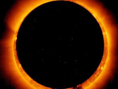 La luna cubre casi por completo al sol durante el eclipse, creando un anillo de fuego.