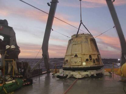 La capsula 'Dragon' de Space X, a bordo de un barco en el Pacífico. En vídeo, requisitos para ser un turista espacial.