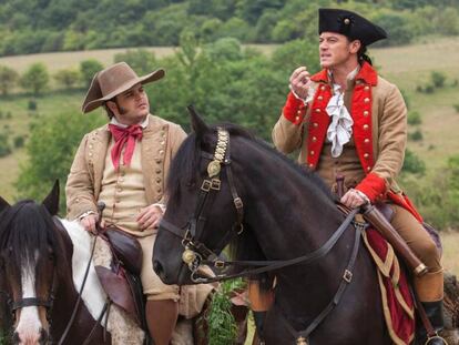 Los actores Josh Gad y Luke Evans, que interpretan a Le Fou y a Gaston, en un fotograma de la película.