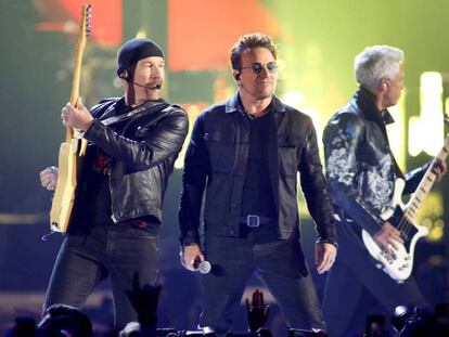 U2 en una presentación en Las Vegas en 2016. En el vídeo, la comparación de las canciones.