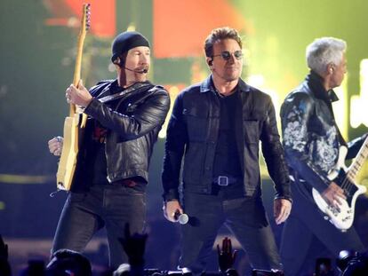 U2 en una presentación en Las Vegas en 2016. En el vídeo, la comparación de las canciones.