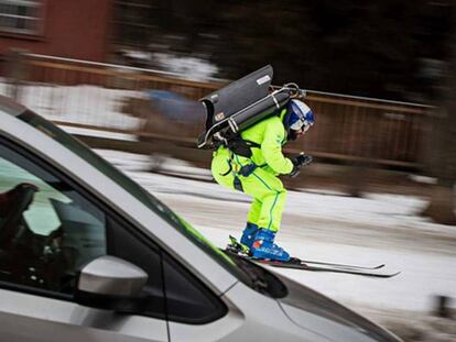 El esquiador usa la mochila propulsora.