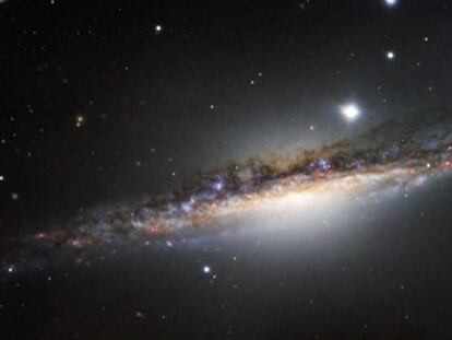 La galaxia espiral NGC1055 es hermana mayor de la Vía Láctea.