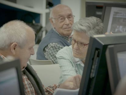 El recluso Manuel Gásquez, en clase con la voluntaria Matilde Torres.