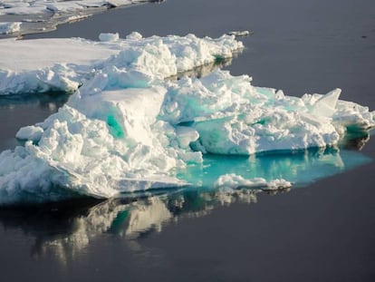 Un bloque de hielo flota en el Ártico. En vídeo, empresas que venden agua sacada de icebergs.