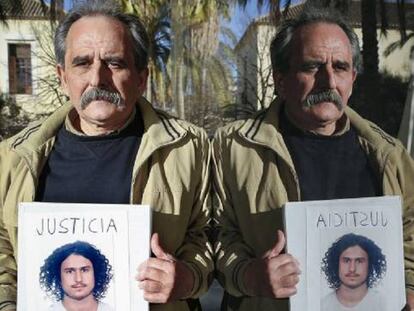 Julián Rodríguez posa con una foto de su hijo Mario, hace un año en Valencia.