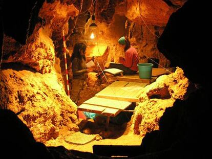 Interior de la cueva de El Sidrón, en Piloña (Asturias).