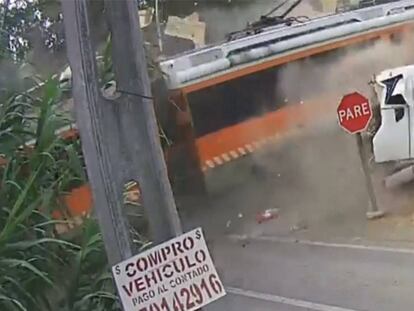Un tren arrolla a un camión cuyo conductor no respetó la señal de stop en un paso a nivel