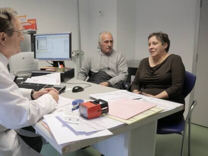 El doctor Macaya escucha el historial médico de Elvira Rouco en el Hospital Clínico San Carlos de Madrid.