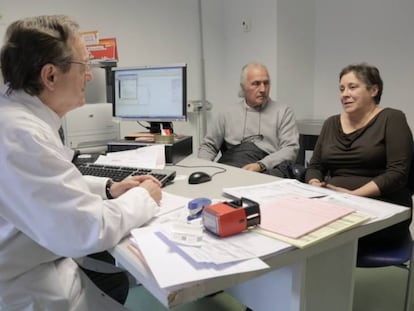 El doctor Macaya escucha el historial médico de Elvira Rouco en el Hospital Clínico San Carlos de Madrid.