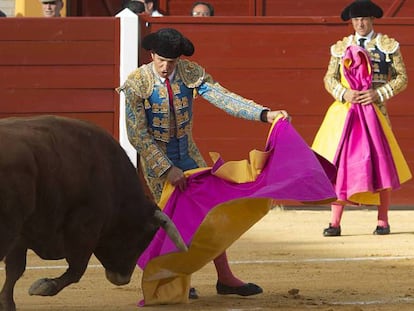 Manuel Díaz recibe al toro ante la mirada de su hermano, Julio Benítez, este sábado en Morón de la Frontera.