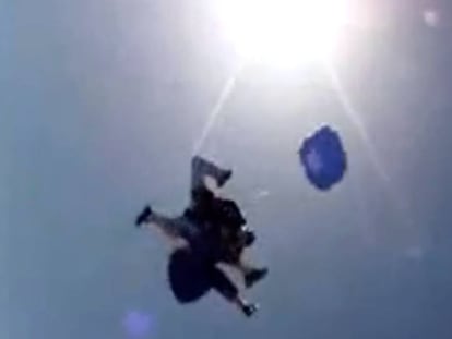 Celebra sus 80 años saltando en paracaídas