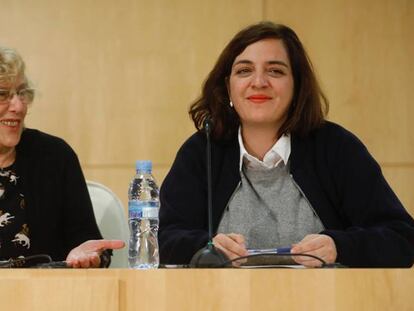 Carmena y Celia Mayer tras la rueda de prensa en el Ayuntamiento.