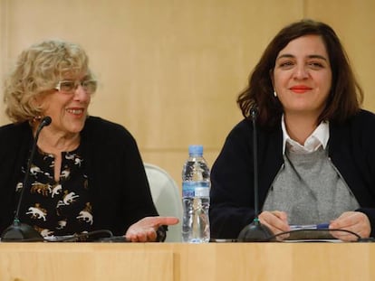 Carmena y Celia Mayer tras la rueda de prensa en el Ayuntamiento.