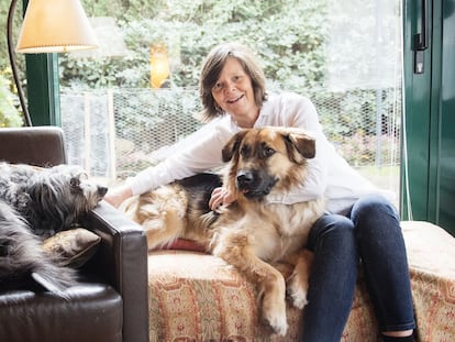 La editora Sigrid Kraus, su perra Rita “tiene el pelo de la escritora Susan Sontag”. Ella y su otro can, Toby, son “terapéuticos” para sus hijas.