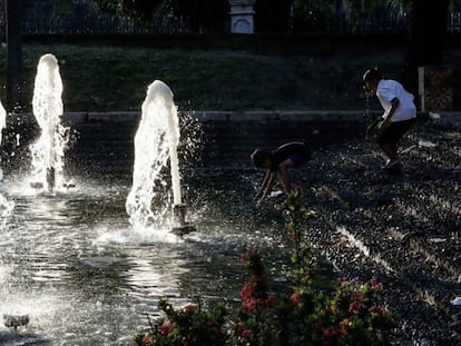 Unos chicos se refrescan en unas fuentes en Manila (FIlipinas). En vídeo, campaña de Unicef.