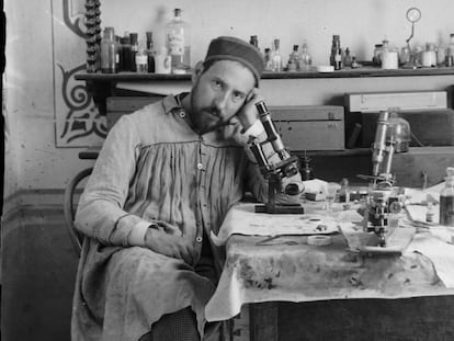 Autorretrato de Cajal en su laboratorio de Valencia, alrededor de 1885.