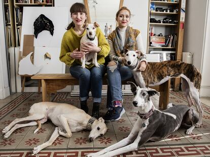 La pintora Rebeca Khamlichi (derecha)
y la artista Mari Quiñonero comparten su amor por los perros. Entre las dos tienen cinco.