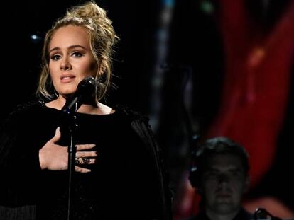 La cantante Adele dedica la canción 'Make you feel my love' en Auckland (Nueva Zelanda) a las víctimas del ataque en Londres.