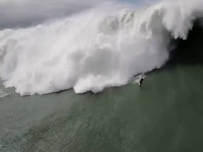 El surfista Pedro Scooby Viana, en Nazaré, Portugal.