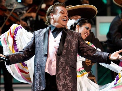 Juan Gabriel, en un concierto en Ciudad de México. En el vídeo, las declaraciones de Claudia Gabriela Aguilera.