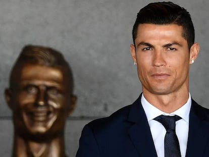 Cristiano Ronaldo, este miércoles frente al busto que han colocado en el aeropuerto de Madeira.