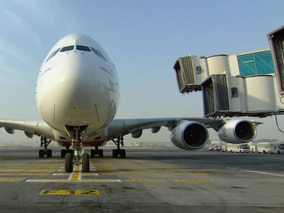 Un A-380 en la maniobra de estacionamiento.