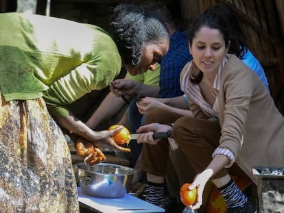 La chef Clara P. Villalón cocina con familias de Etiopía, en febrero pasado, para la campaña #WhatFoodMeans.