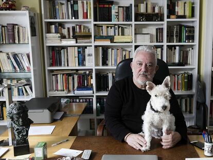 El director de cine, con su fox terrier, 
'Cloe', en el despacho de su casa, en Madrid. 