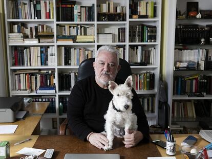 El director de cine, con su fox terrier, 
'Cloe', en el despacho de su casa, en Madrid. 