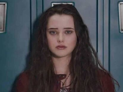 Hannah Baker, interpretada por Katherine Langford, es la protagonista y el hilo conductor de la serie.