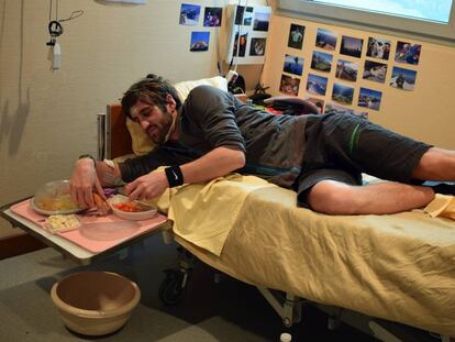 Voluntario del programa comiendo en la cama. Foto: CNES.