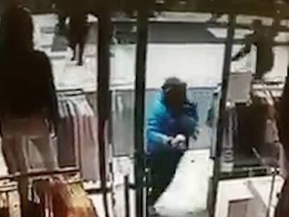 Una càmera de seguretat capta el pas del camió en l’atemptat d’Estocolm