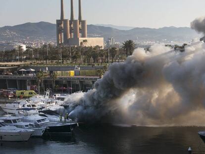 Dos incendios consecutivos calcinan seis barcos en el puerto de Sant Adrià