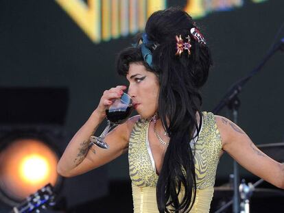 Amy Winehouse, inseparable de una copa de vino, en Rock in Rio Madrid 2008. Ella estuvo allí, pero ya su personaje le había engullido. Pincha en la foto para ver un vídeo con más actuaciones desastrosas.