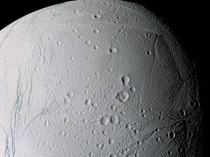 Imagen de Encélado tomada por la sonda 'Cassini'. Vídeo: ingredientes para la vida en Encélado, la luna de Saturno (producción de la NASA en inglés)