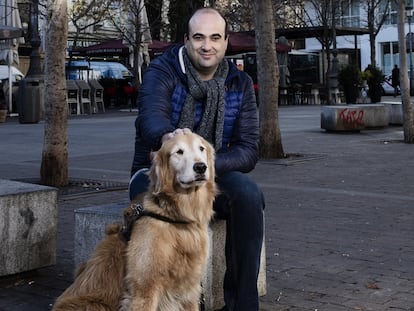 El escritor Emilio Ortiz con su perro guía, 'Spock', fotografiados en la madrileña plaza de Santa Ana.