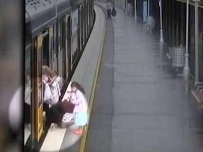 Un niño se cuela por el hueco entre el andén y un tren en Sídney